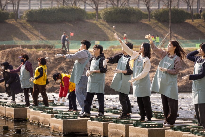 코웨이, 안양천 수질 정화 위한 ‘제4회 EM 흙공 던지기 봉사활동’ 진행