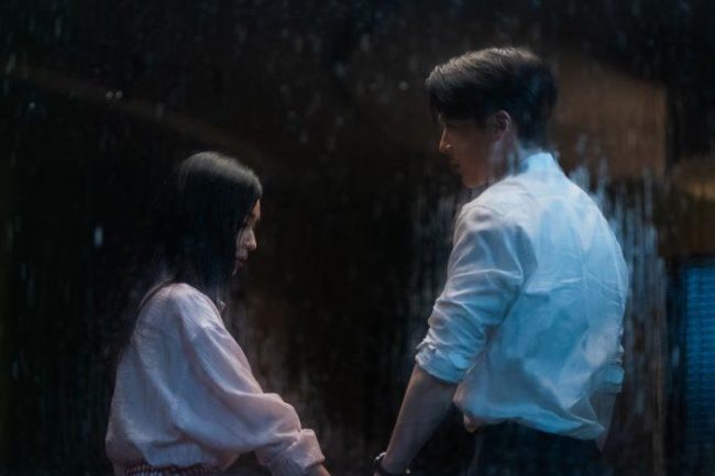 ‘키스는 괜히 해서!’ 장기용X안은진, 빗속 마주선 두 男女 ‘두근두근’
