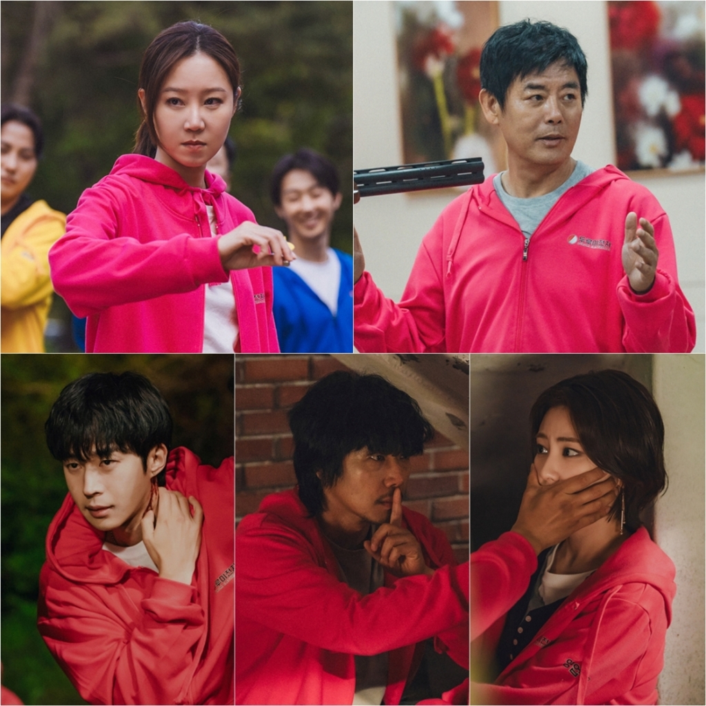 8월 7일에 방송되는 MBC ‘유부녀 킬러’ 3회에서는 핫핑크 단체복을 입은 워크숍에서 다트 과녁을 겨누며 ‘원샷원킬’ 감각을 드러내는 공효진의 모습이 공개된다.