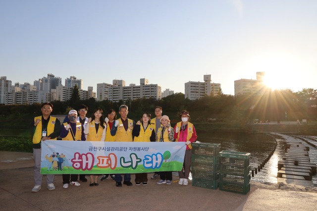 금천구시설관리공단, 안양천 수질개선 위한 ‘EM 흙공 던지기’ 환경정화 활동 실시