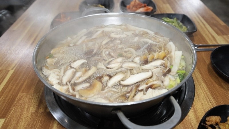 순애보로 탄생한 이색버섯 샤부샤부
