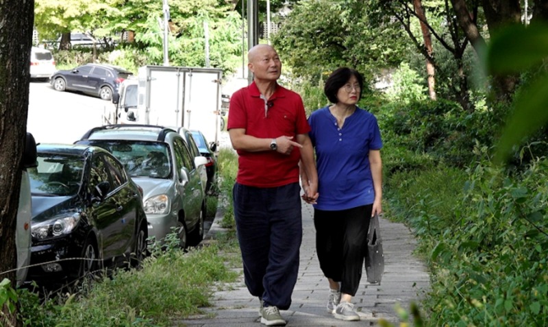 스님과 아내, 우리 부부는 수행 중