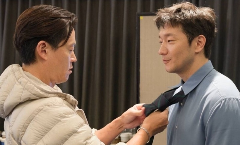 손석구의 넥타이까지 챙긴 이서진